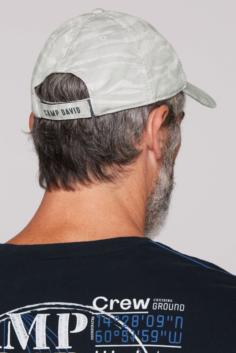 Base Cap mit Logo-Stickereien und All Over Print