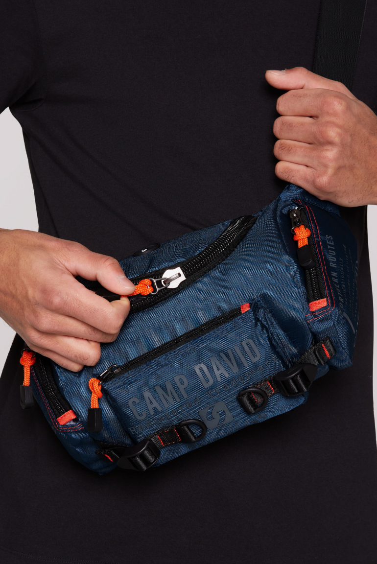 Crossbody Bag mit Label Prints