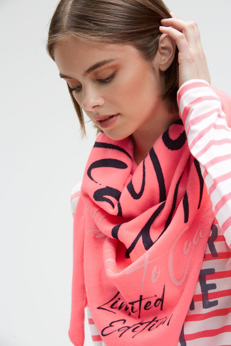 Dreieckstuch aus Flauschstrick mit Wording Prints