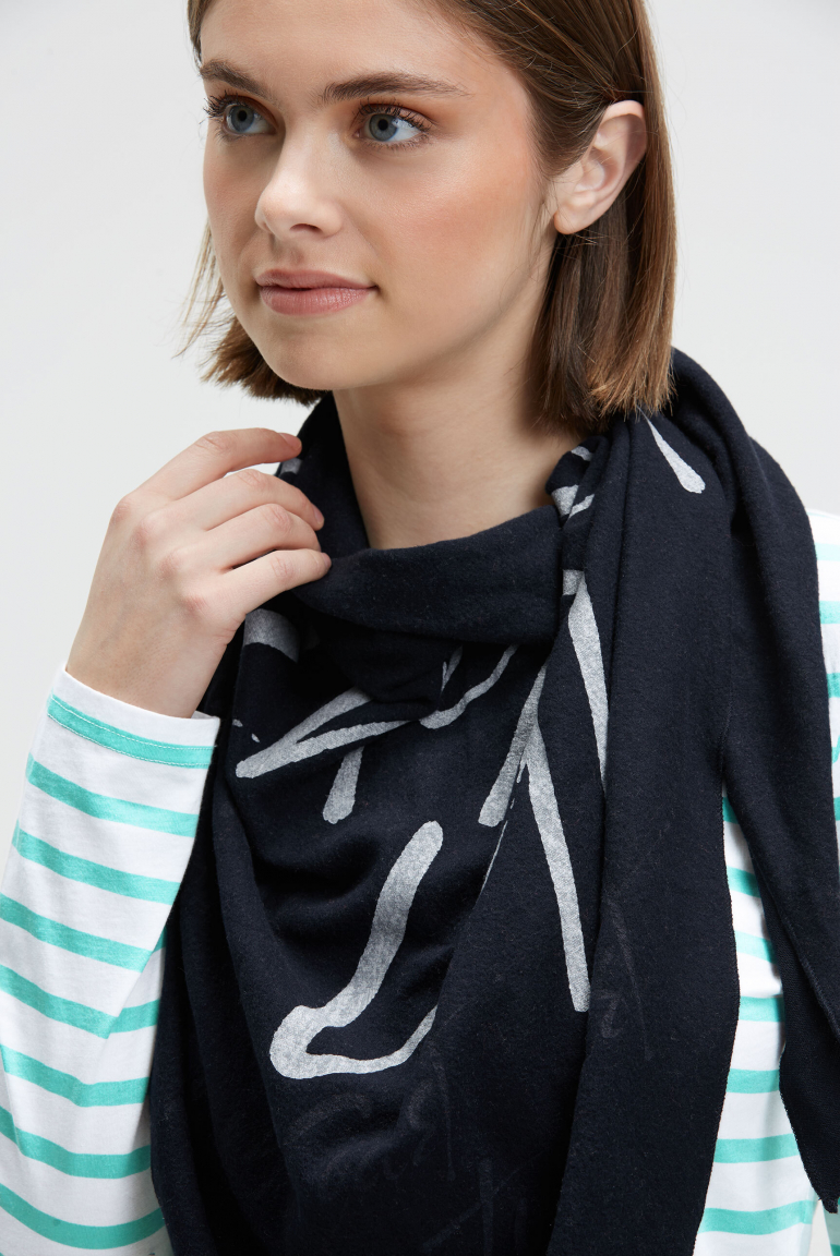 Dreieckstuch aus Flauschstrick mit Wording Prints