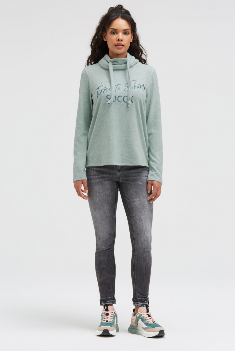 Flauschstrickpullover mit Kragen und Glitter Print