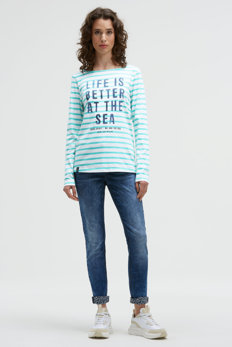 Gestreiftes Longsleeve mit U-Boot-Ausschnitt und Print