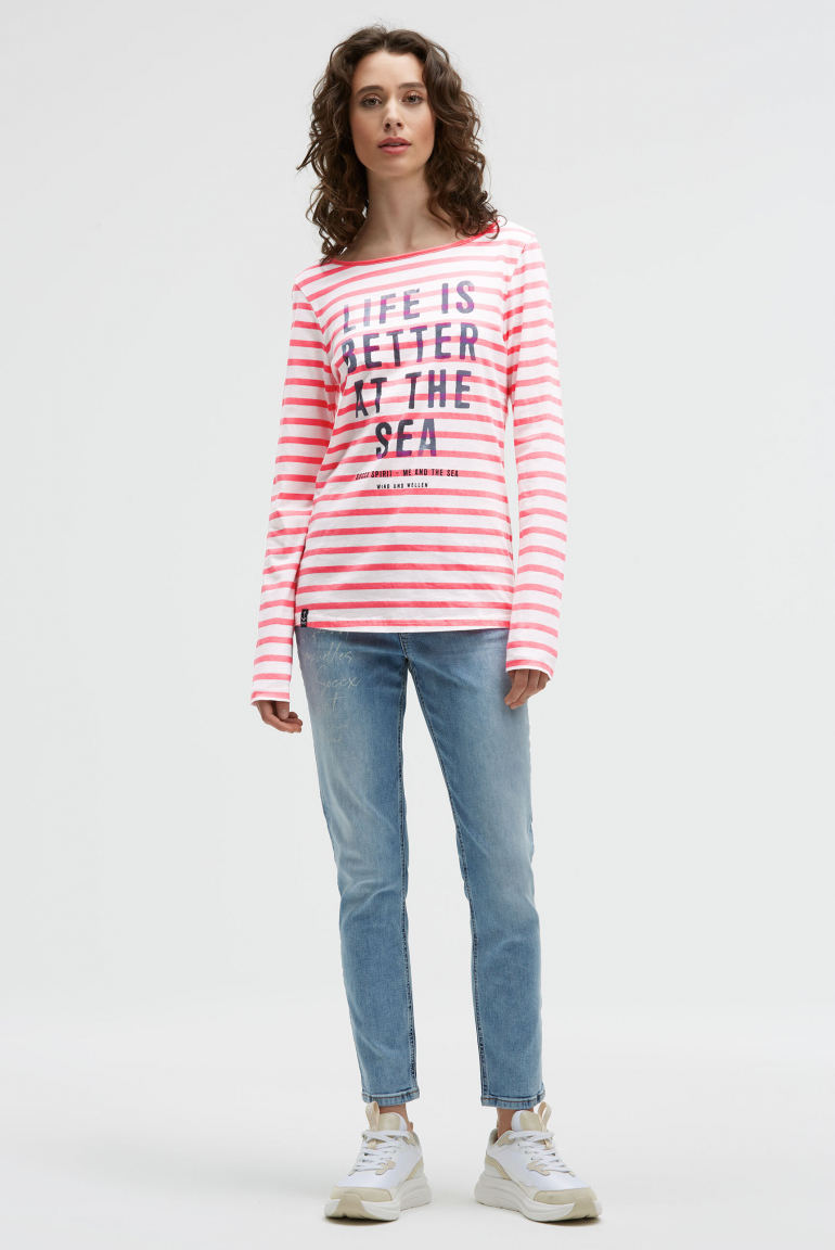 Gestreiftes Longsleeve mit U-Boot-Ausschnitt und Print