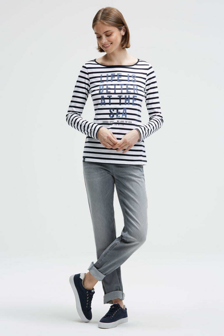 Gestreiftes Longsleeve mit U-Boot-Ausschnitt und Print