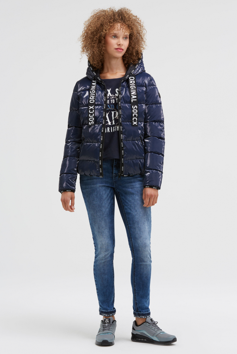Glänzende Steppjacke mit Kapuze und Logo-Bändern