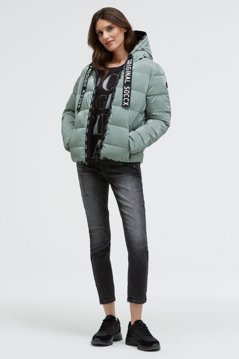 Glänzende Steppjacke mit Kapuze und Logo-Bändern