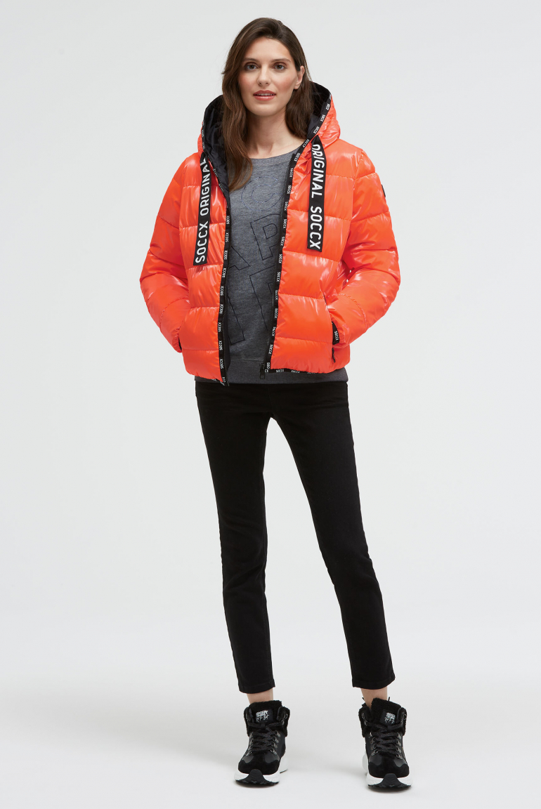 Glänzende Steppjacke mit Kapuze und Logo-Bändern