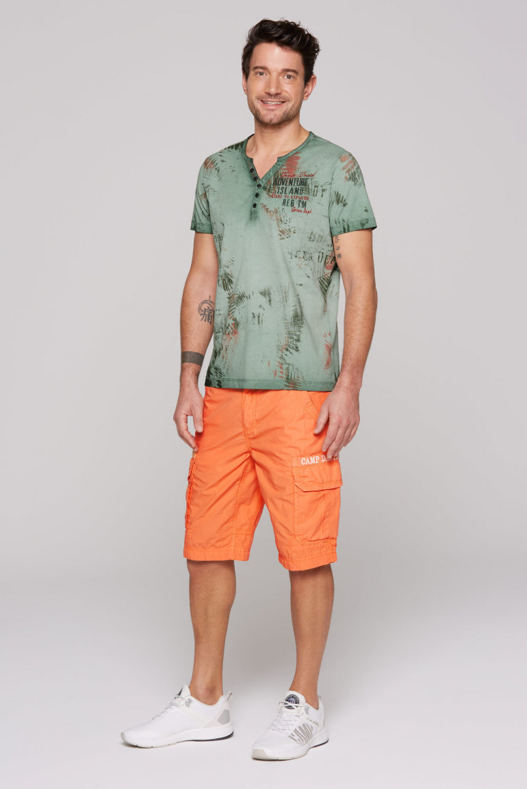 Henley-Shirt mit All Over Print und Stickereien