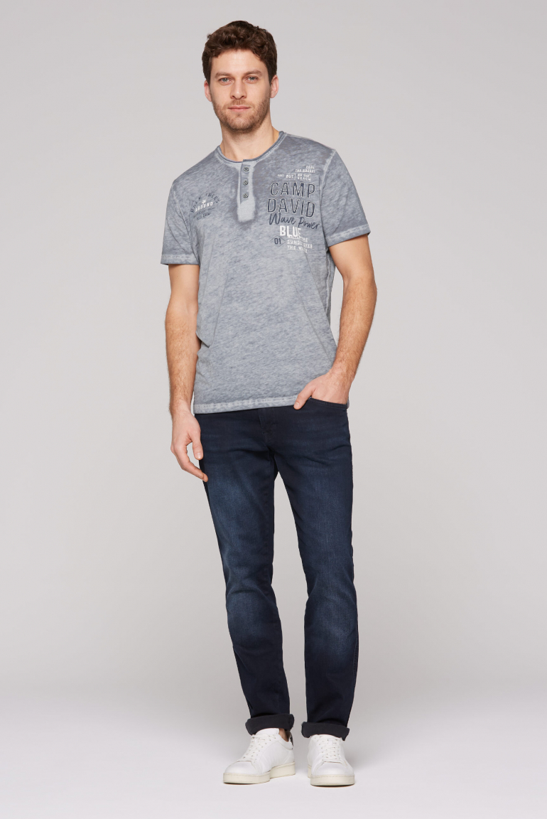 Henley-Shirt mit Ausbrenner-Effekten und Artworks