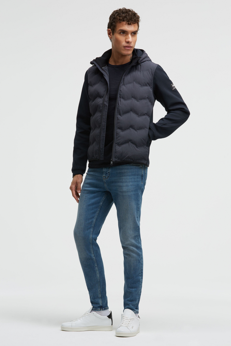 Kapuzenjacke im tonalen Materialmix