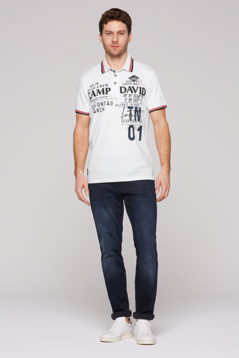 Kurzarmpolo mit Label-Applikationen