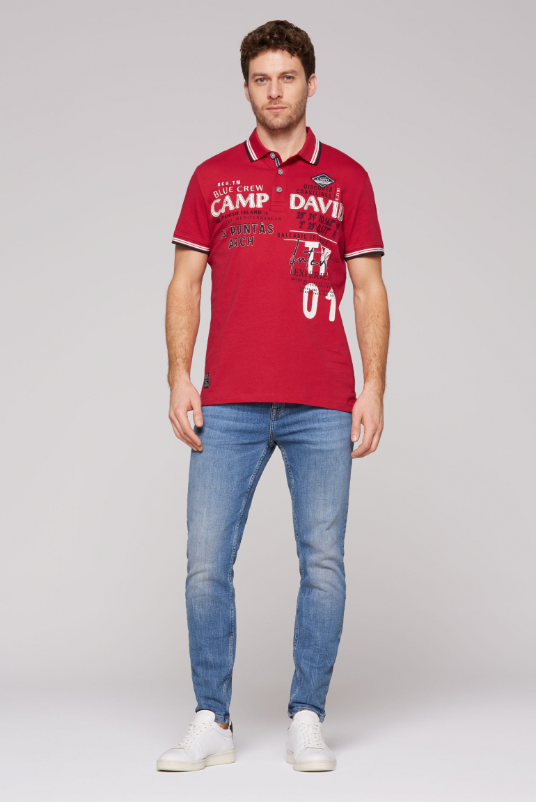 Kurzarmpolo mit Label-Applikationen