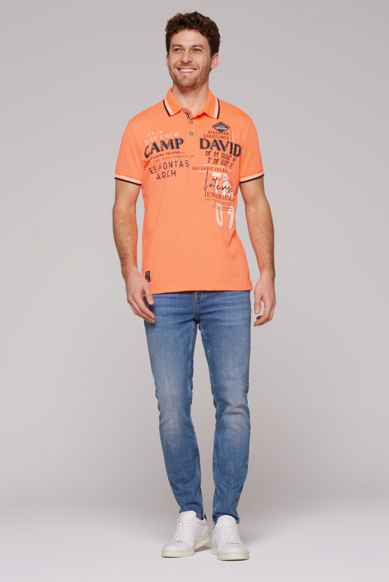 Kurzarmpolo mit Label-Applikationen