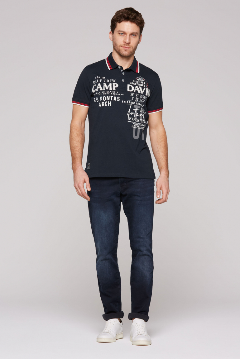 Kurzarmpolo mit Label-Applikationen
