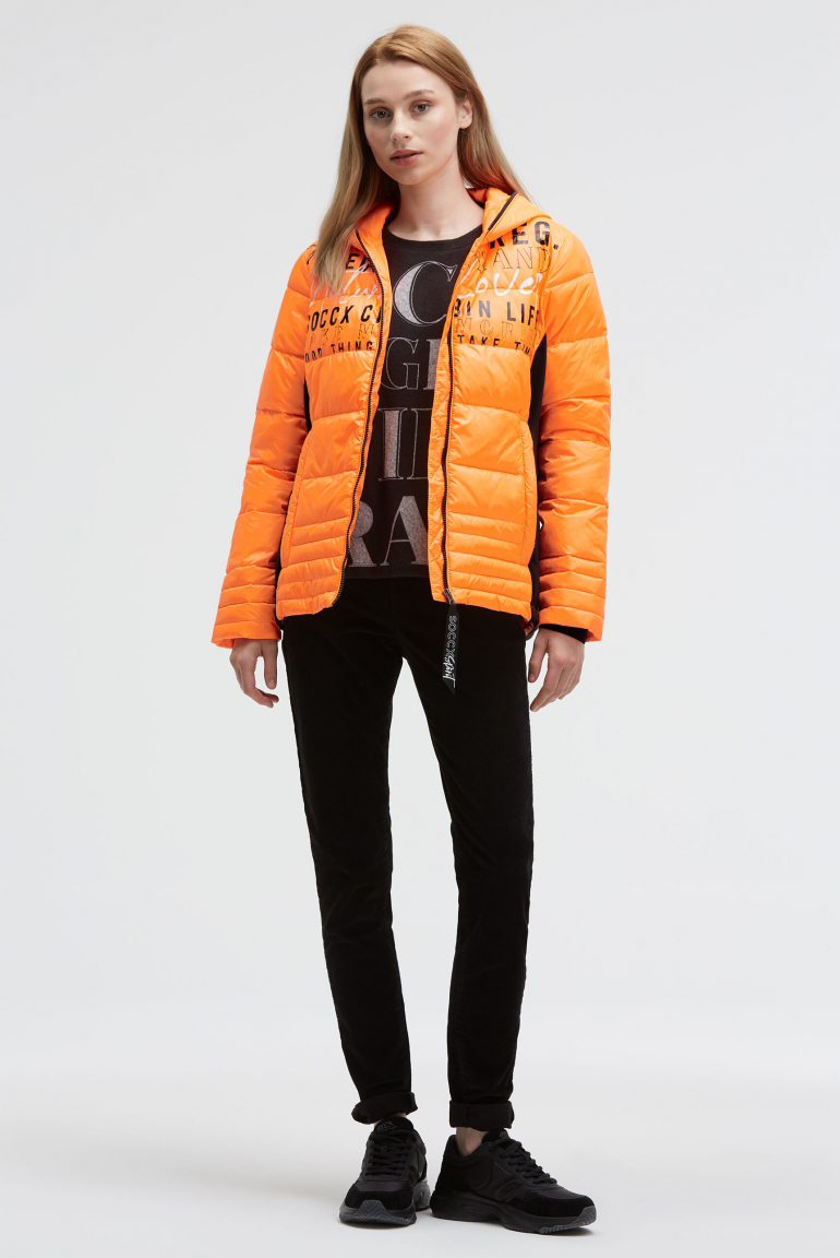 Kurze Steppjacke im Materialmix mit Kapuze