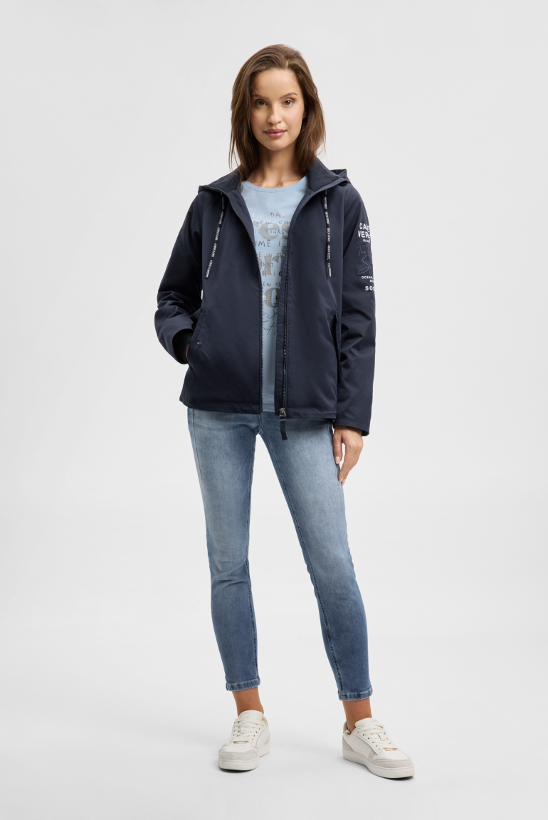 Kurzjacke mit Kapuze und Artworks