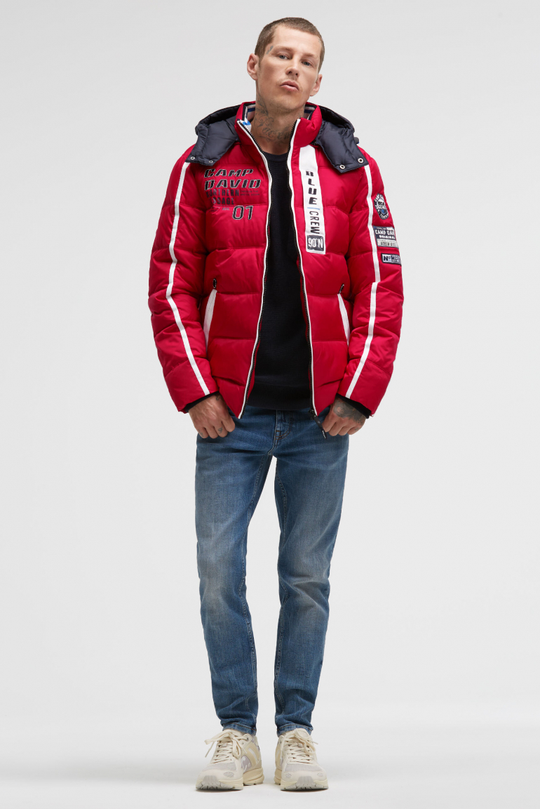 Lange Steppjacke mit Tapes, Patches und Kapuze