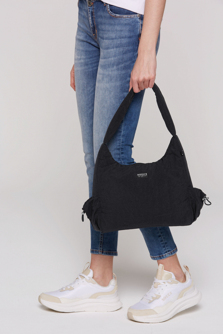 Leichte, wattierte  Schultertasche