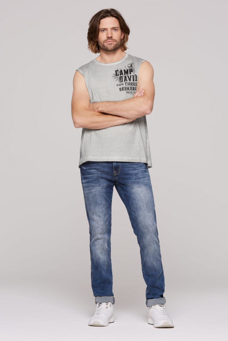 Muskelshirt Oil Dyed mit Label Prints