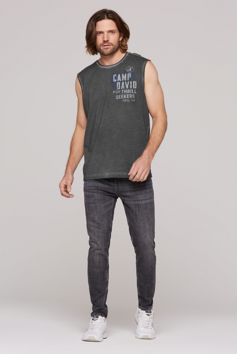 Muskelshirt Oil Dyed mit Label Prints