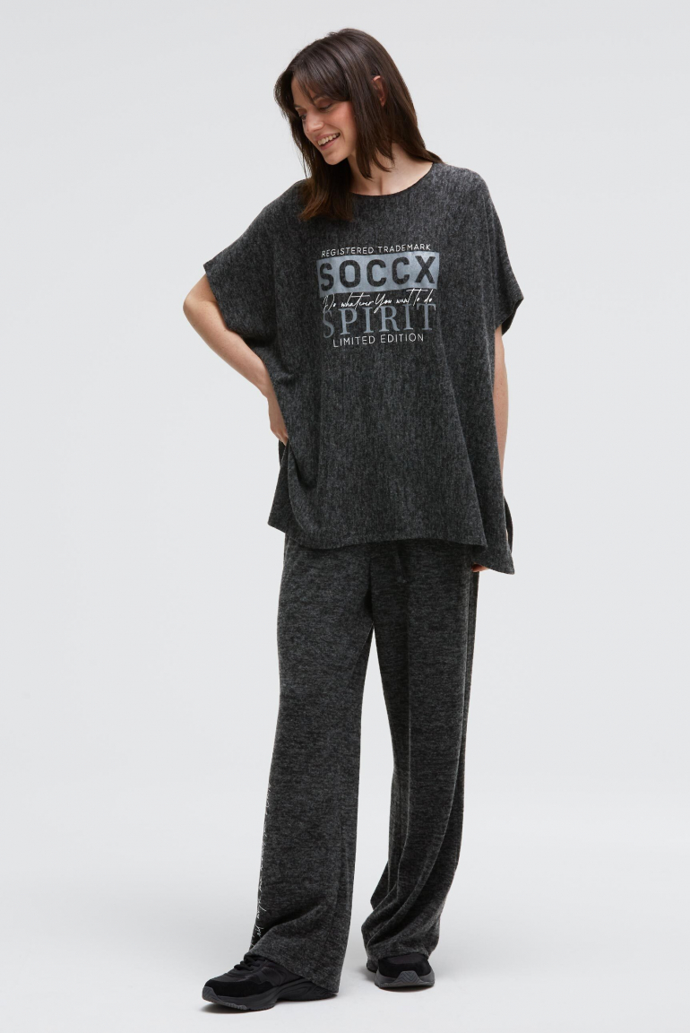 Poncho aus Flauschstrick mit Glimmer Print