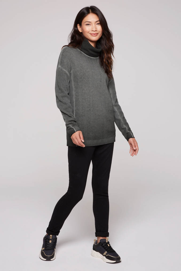 Pullover Oil Dyed mit Rollkragen und Intarsia-Logo