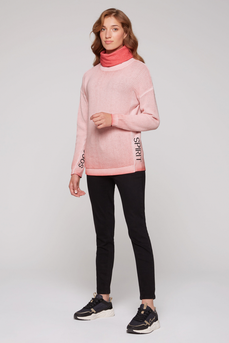 Pullover Oil Dyed mit Rollkragen und Intarsia-Logo