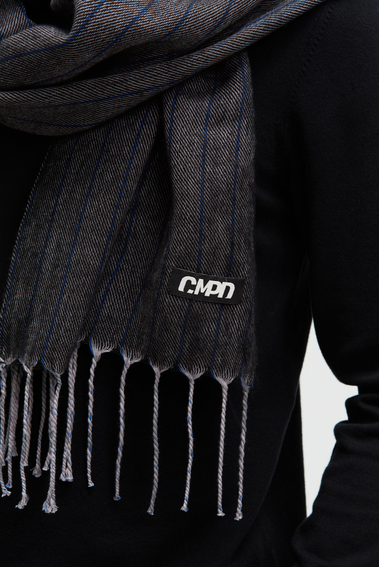 Schal mit Streifen und Fransen