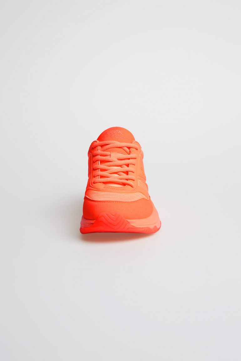 Sneaker Low im tonigen Materialmix