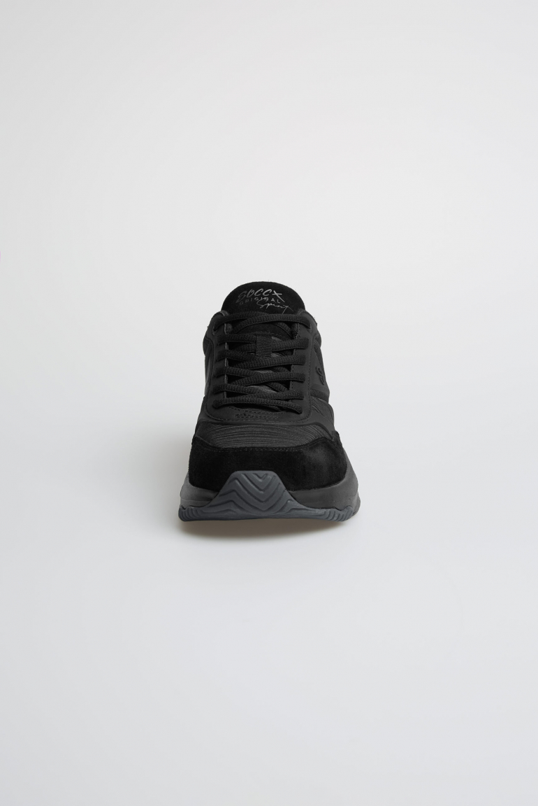Sneaker Low im tonigen Materialmix