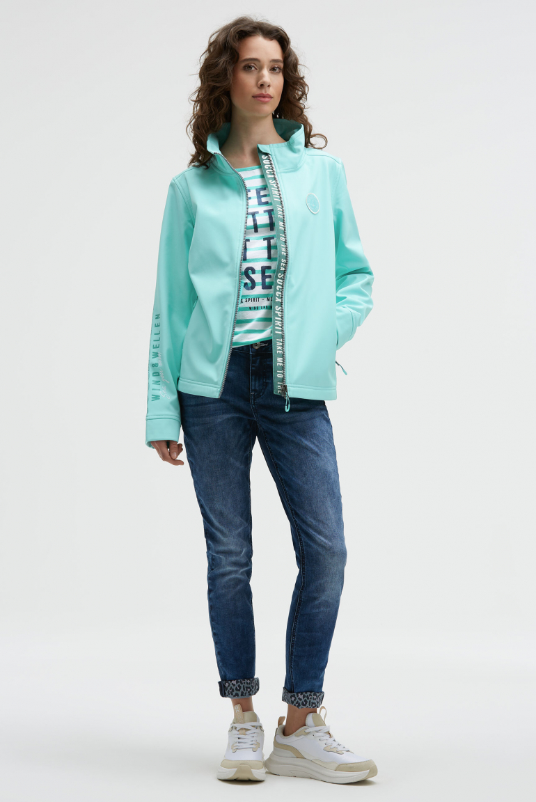 Softshelljacke mit Ärmelprint und Stickereien
