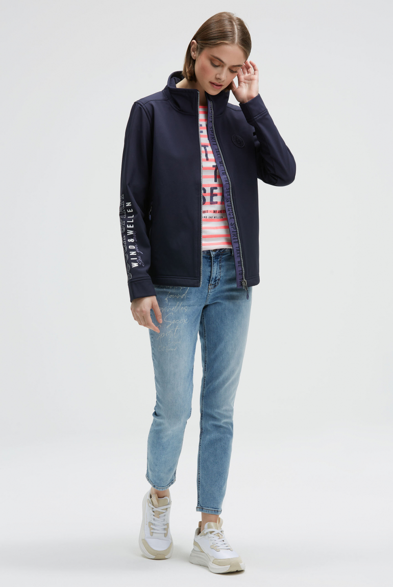 Softshelljacke mit Ärmelprint und Stickereien