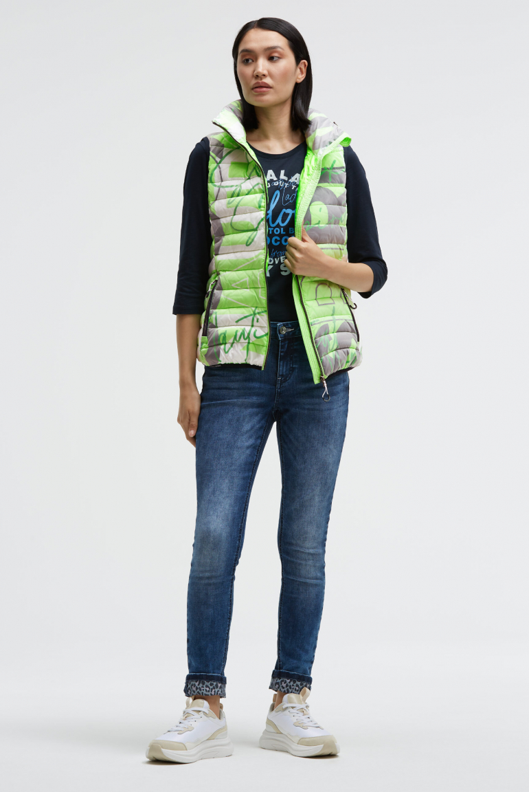 Steppweste mit Kapuze im Kragen und All Over Print