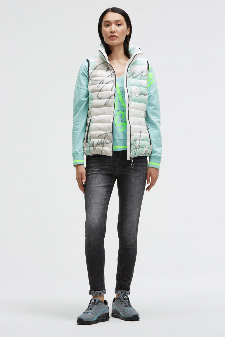 Steppweste mit Kapuze im Kragen und All Over Print