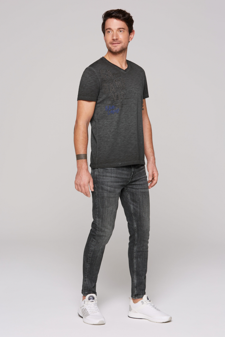 T-Shirt Inside Oil Dyed mit V-Neck und Print