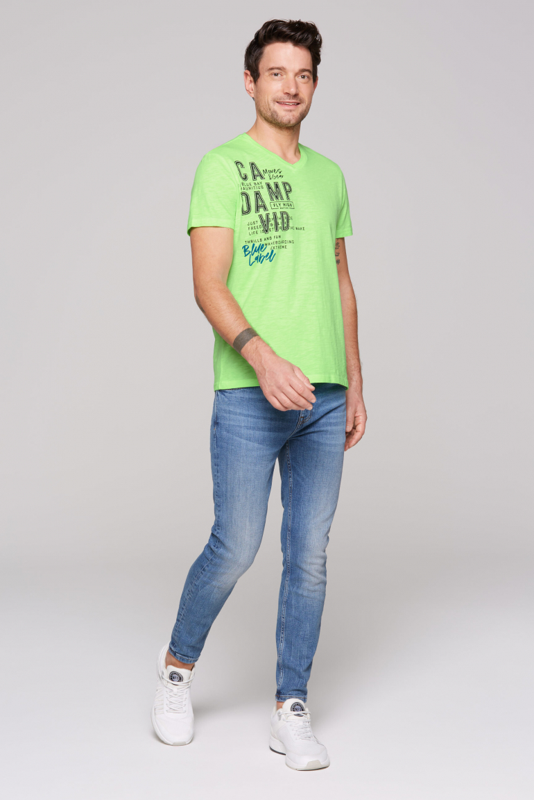 T-Shirt Inside Oil Dyed mit V-Neck und Print