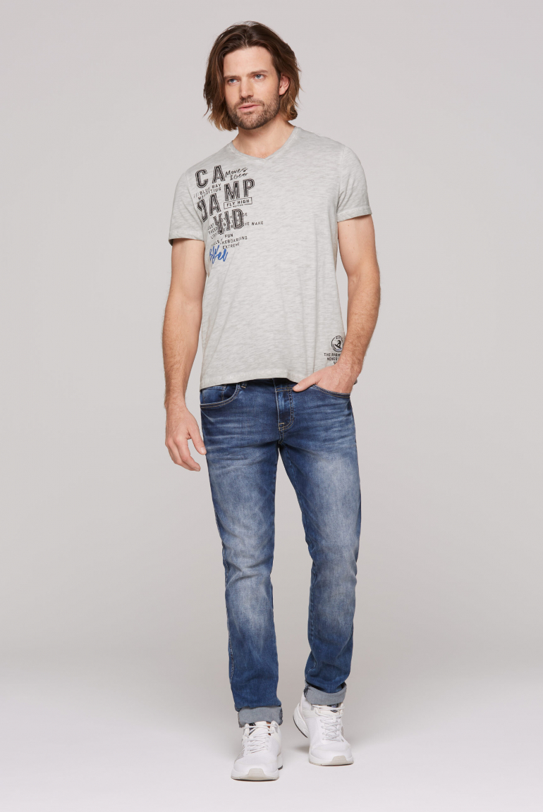 T-Shirt Inside Oil Dyed mit V-Neck und Print