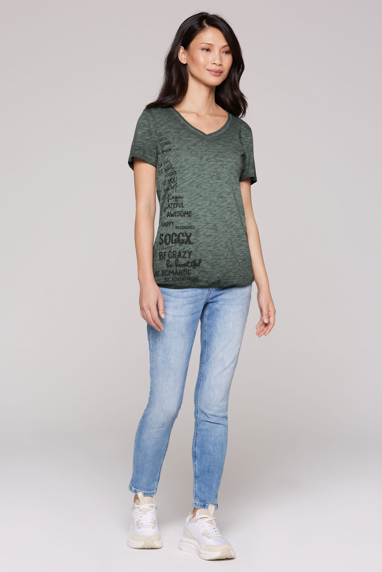 T-Shirt mit Gummizugsaum und Label Print