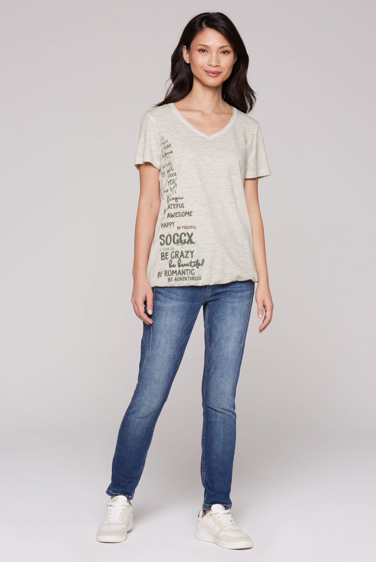 T-Shirt mit Gummizugsaum und Label Print