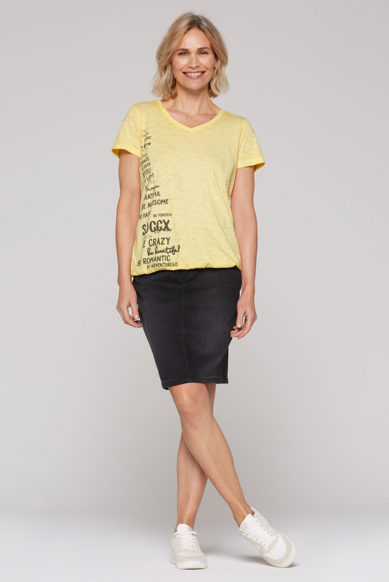 T-Shirt mit Gummizugsaum und Label Print