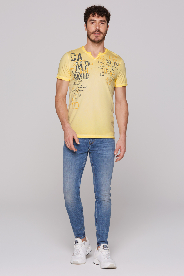 T-Shirt mit Label Prints im Used Look