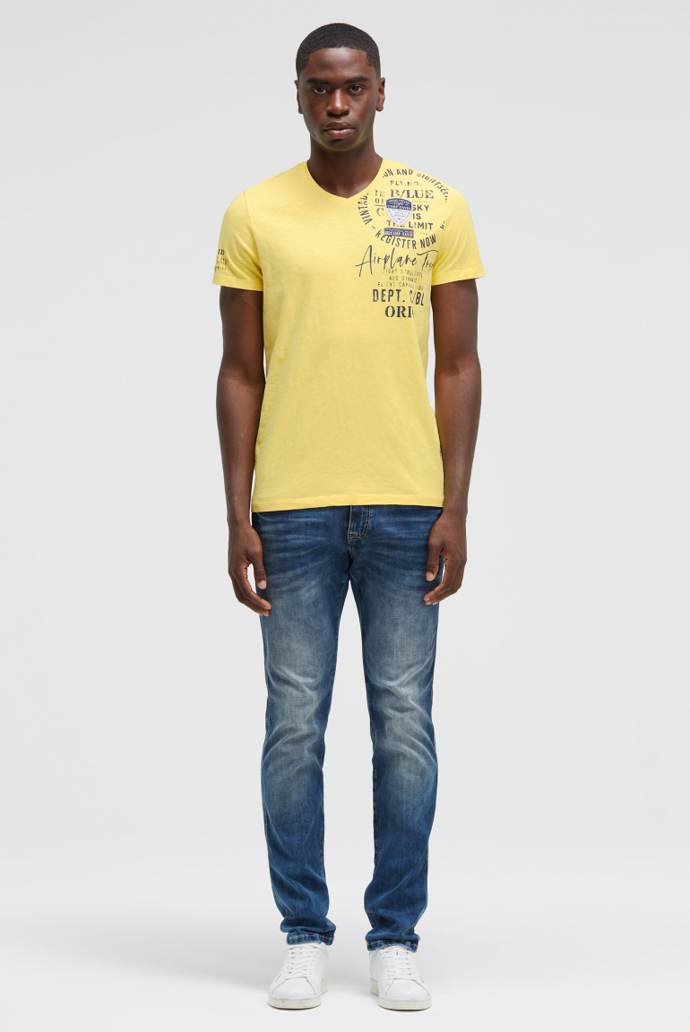 T-Shirt V-Neck mit Used Prints und Patches