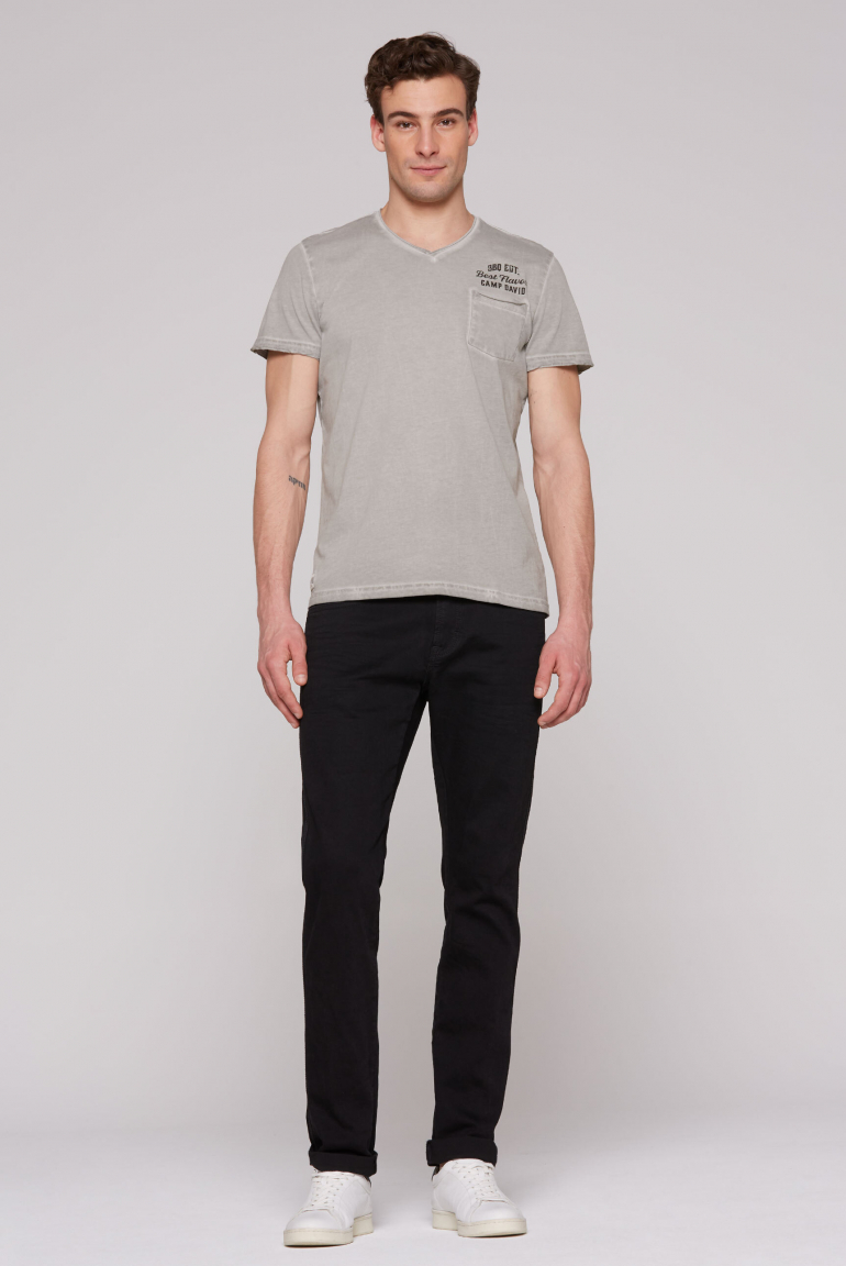V-Shirt mit Brusttasche und Backprint