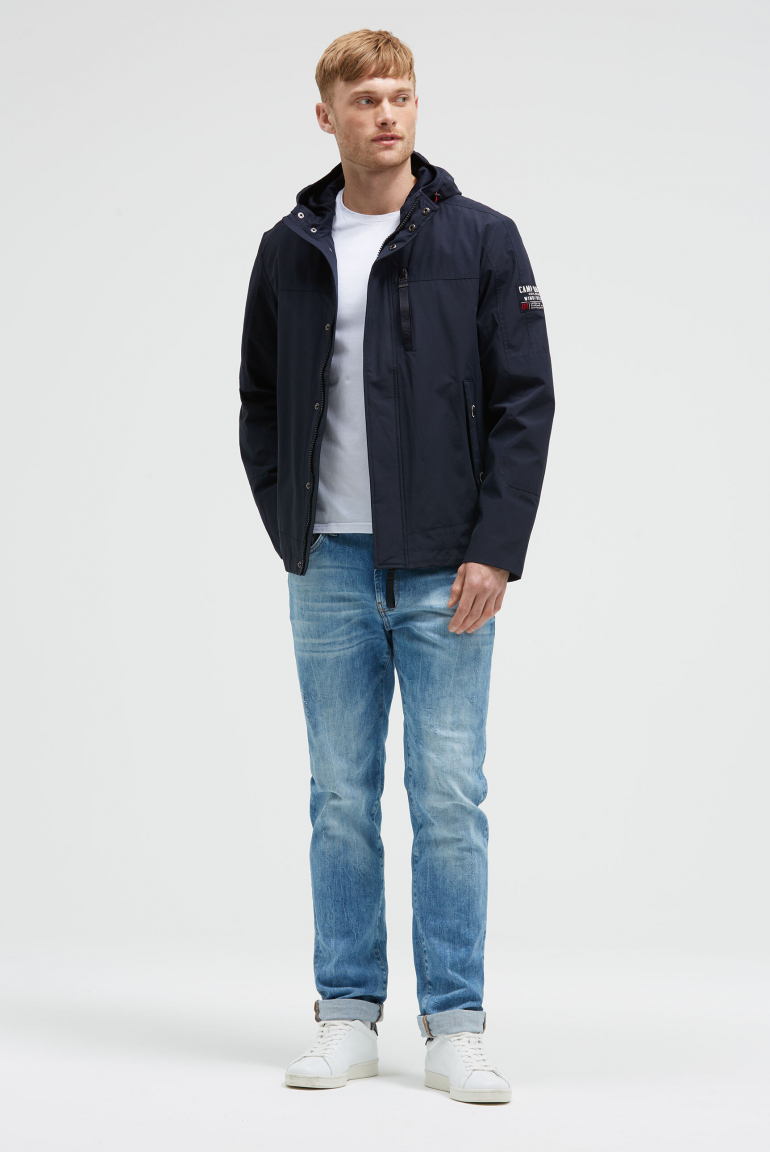 Wind- und Wetterjacke mit Kapuze