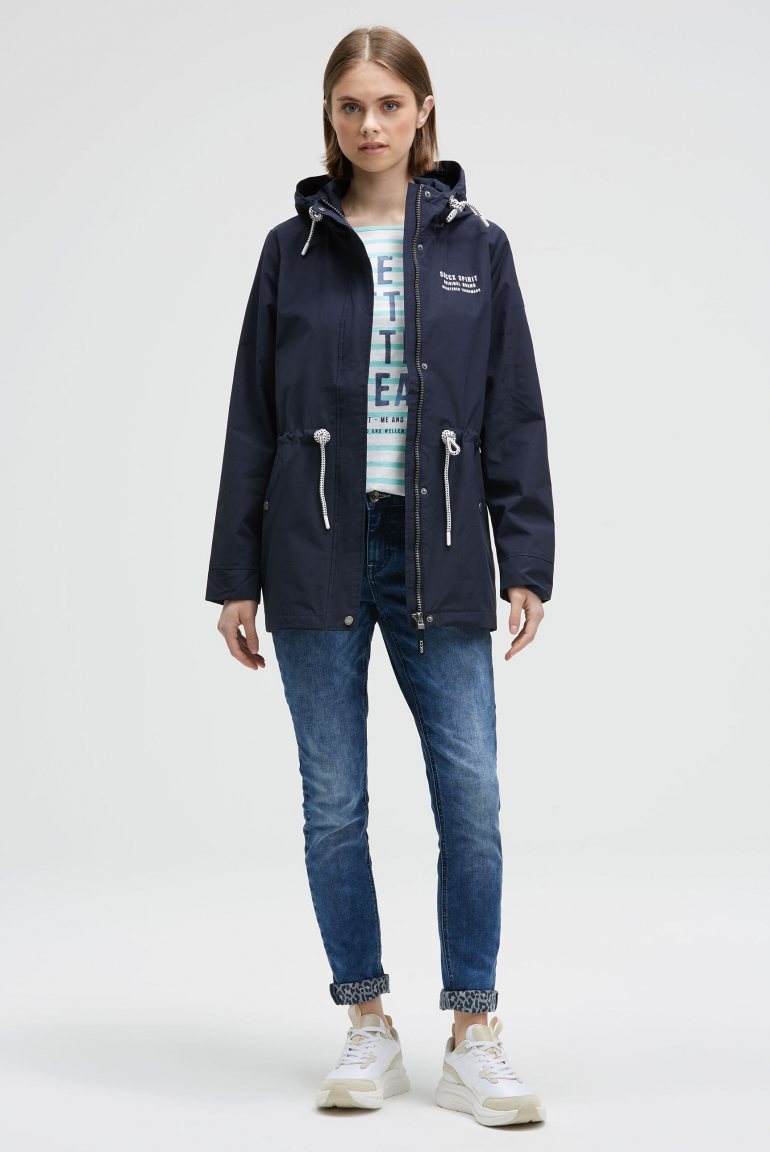 Wind- und Wetterjacke mit Kapuze