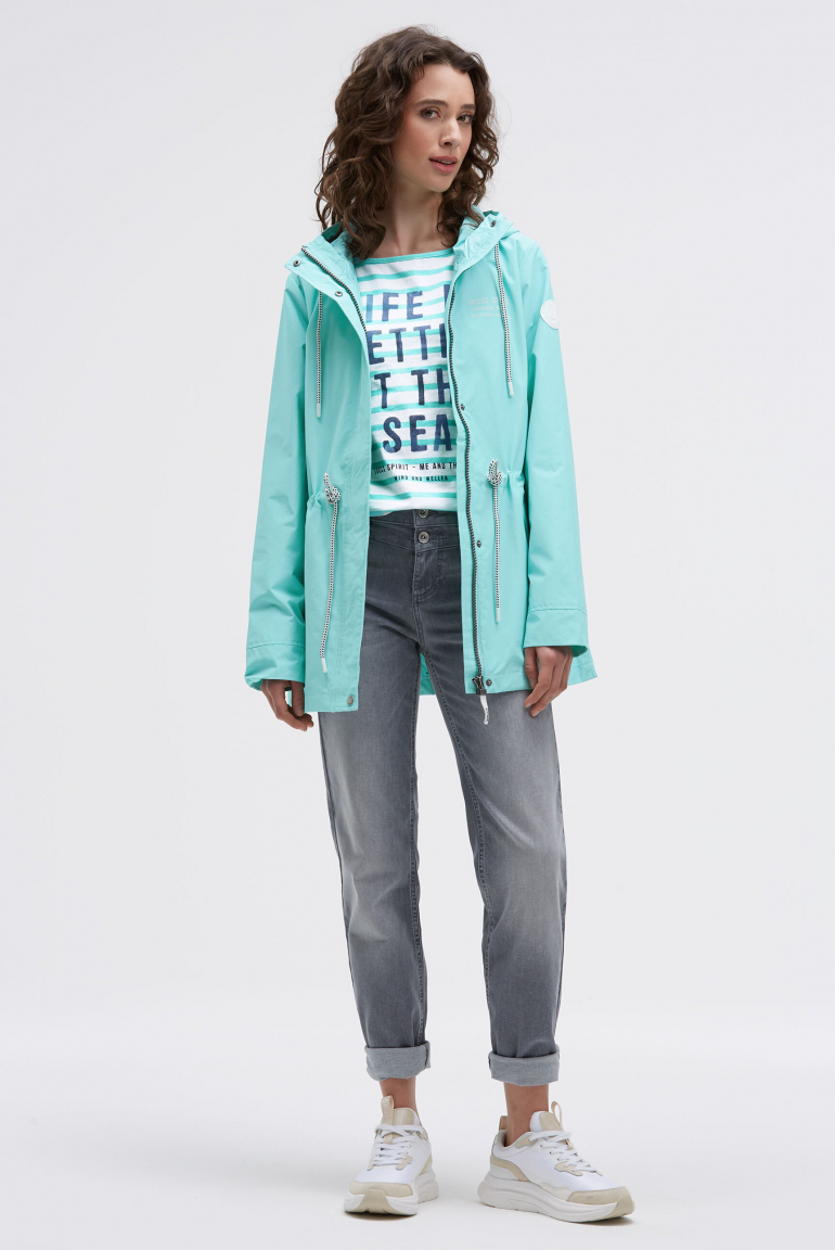Wind- und Wetterjacke mit Kapuze