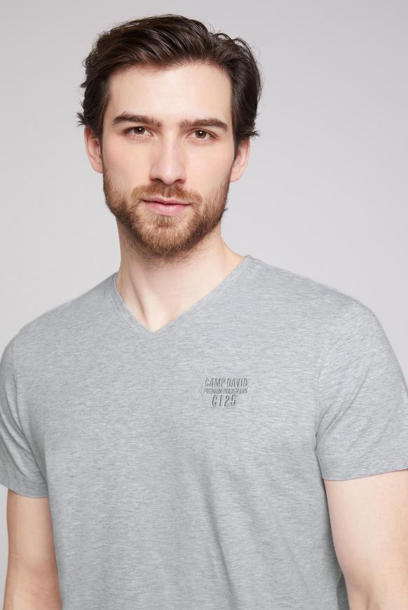 Basic V-Shirt mit Logo-Stickerei