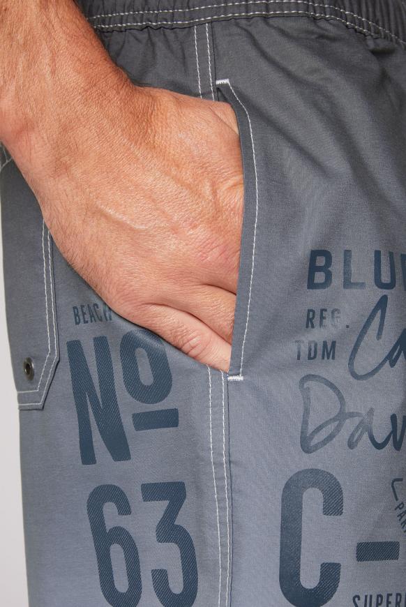 Beachshorts Dip Dye mit Label Prints