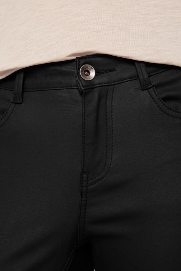 Jeans mit Beschichtung und tonigem Seitentape