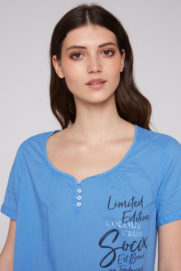 Kurzärmelige Serafino-Bluse mit Print